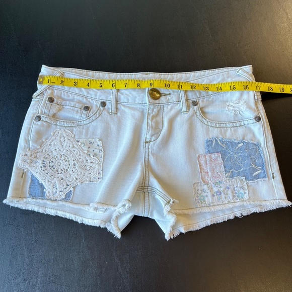 Free People Crochet and Patchwork Cut-Off Jean Shorts sz 29 - Picture 3 of 8